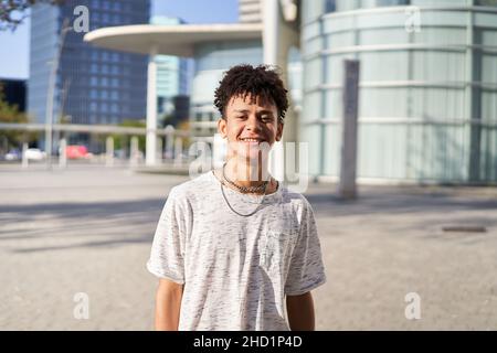 Fröhlicher junger Lateiner, der lächelnd auf die Kamera schaut. Stockfoto