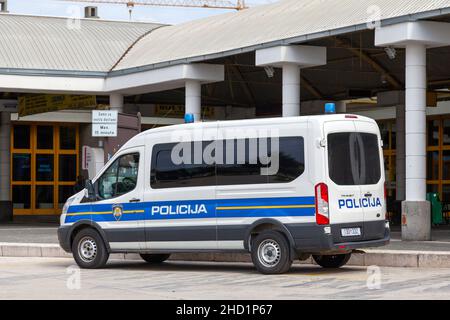 Zadar, Kroatien - 14 2019. April: Polizeiwagen am Busbahnhof geparkt. Stockfoto