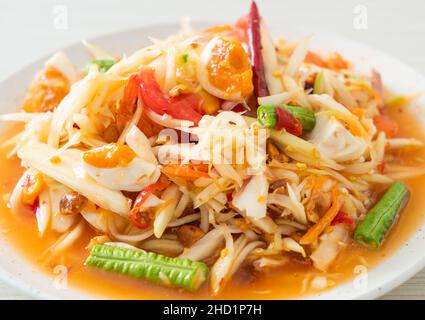 Som TUM - Thai würziger grüner Papaya-Salat mit salzigen Eiern - asiatische Küche Stockfoto