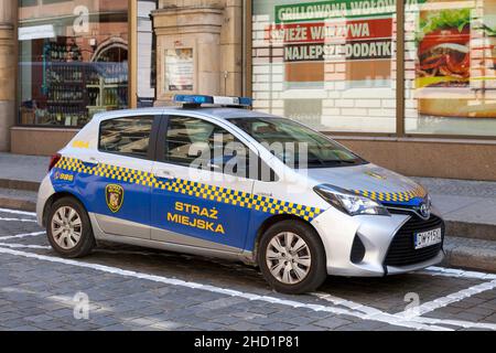 Breslau, Polen - 05 2019. Juni: Stadtpolizeiwagen (Straz Miejska) in der Altstadt geparkt. Stockfoto