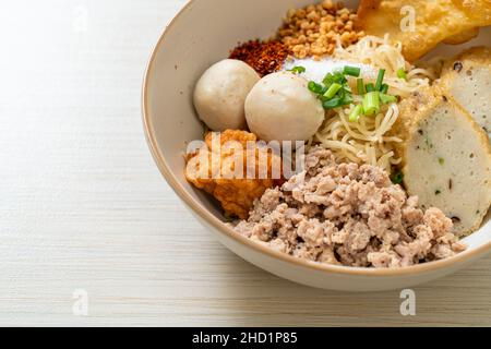 Würzige Eiernudeln mit Fischbällchen und Garnelenkugeln ohne Suppe - asiatische Küche Stockfoto