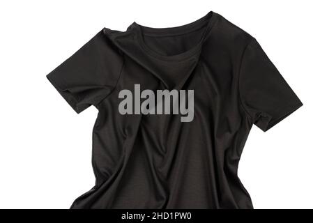 Ein schwarzes T-Shirt aus Baumwolle, isoliert auf weißem Hintergrund. Stockfoto