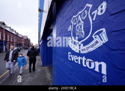 Liverpool, Großbritannien. 2nd Januar 2022. Fans, die vor dem Spiel der Premier League im Goodison Park, Liverpool, ankommen. Bildnachweis sollte lauten: Andrew Yates/Sportimage Kredit: Sportimage/Alamy Live Nachrichten Kredit: Sportimage/Alamy Live Nachrichten Stockfoto