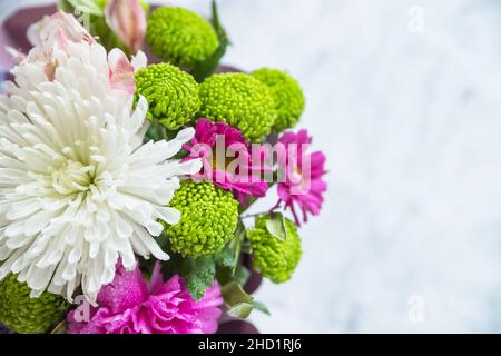 Bouquet von abwechslungsreichen Blumen in verschiedenen Farben Stockfoto