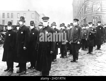 Polizisten in Seattle trugen während der Grippeepidemie Masken des Roten Kreuzes. Dezember 1918 Stockfoto