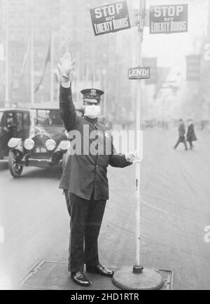 Influenza-Epidemie - Masken zum Schutz vor Influenza. Verkehrscop in New York City mit Mullmaske - 1918 Stockfoto