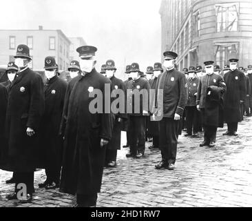 Vintage-Fotografie - Maskenbildung während der Spanischen Grippe-Pandemie von 1918 Stockfoto