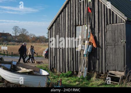 Suffolk-Küste, Ansicht einer Fischerhütte aus der Zeit in der Nähe von Sumpfgebieten am Walberswick Quay, Suffolk, England, Großbritannien Stockfoto