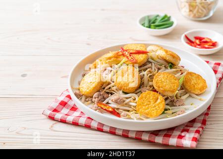 Gebratener Bohnensprossen, Ei-Tofu und Hackfleisch – asiatische Küche Stockfoto