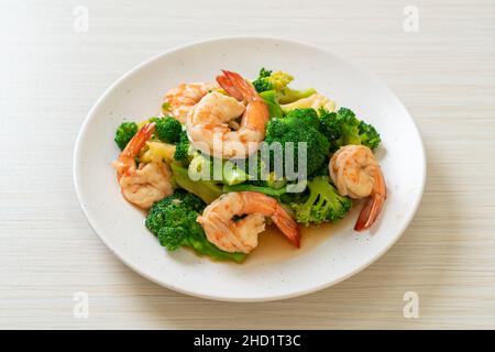 Gebratener Brokkoli mit Garnelen – hausgemachte Speisen Stockfoto