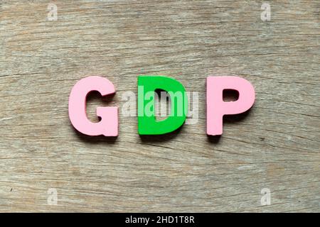 Farbe Alphabet Buchstabe in Wort GDP (Abkürzung für gute Verbreitungspraxis oder Bruttoinlandsprodukt) auf Holz Hintergrund Stockfoto