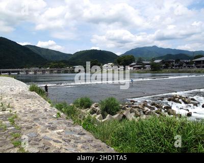 Japanischer Vater und Sohn reisen besuchen und spielen fangen Wasserfische mit Check-Damm in Oi Fluss Arashiyama national benannten historischen Ort und Ort o Stockfoto