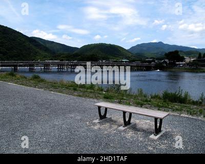 Blick Landschaft Bergwald und Togetsukyo Brücke für Japaner und ausländische Reisende Reise Besuch in Arashiyama designierte historische Stätte und Stockfoto