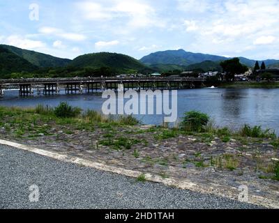 Blick Landschaft Bergwald und Togetsukyo Brücke für Japaner und ausländische Reisende Reise Besuch in Arashiyama designierte historische Stätte und Stockfoto