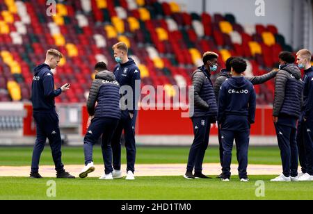 Spieler von Aston Villa inspizieren das Spielfeld vor dem Premier League-Spiel im Brentford Community Stadium, London. Bilddatum: Sonntag, 2. Januar 2022. Stockfoto