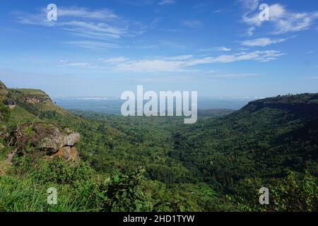 Blick vom Mount Elgon National Park auf die Ebenen im Westen Ugandas Stockfoto