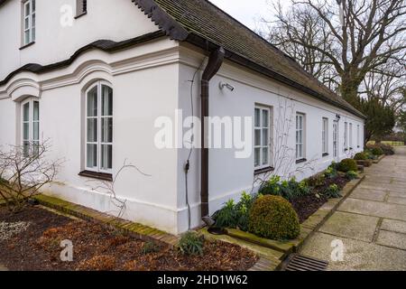 Das Geburtshaus von Frederic Chopin, kleines Haus mit einem großen Naturpark am Ufer des Utrata Flusses in Zelazowa Wola, Polen. Stockfoto