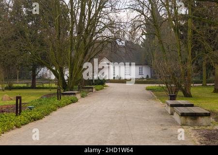 Das Geburtshaus von Frederic Chopin, kleines Haus mit einem großen Naturpark am Ufer des Utrata Flusses in Zelazowa Wola, Polen. Stockfoto