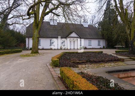 Das Geburtshaus von Frederic Chopin, kleines Haus mit einem großen Naturpark am Ufer des Utrata Flusses in Zelazowa Wola, Polen. Stockfoto