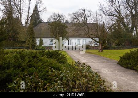 Das Geburtshaus von Frederic Chopin, kleines Haus mit einem großen Naturpark am Ufer des Utrata Flusses in Zelazowa Wola, Polen. Stockfoto