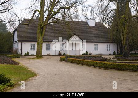 Das Geburtshaus von Frederic Chopin, kleines Haus mit einem großen Naturpark am Ufer des Utrata Flusses in Zelazowa Wola, Polen. Stockfoto