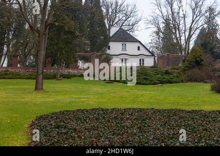 Das Geburtshaus von Frederic Chopin, kleines Haus mit einem großen Naturpark am Ufer des Utrata Flusses in Zelazowa Wola, Polen. Stockfoto