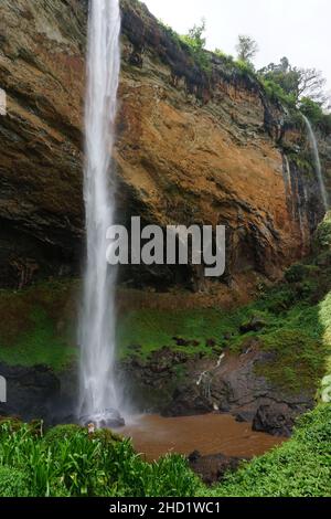 Sehr hoher Wasserfall, einer der Sipi Falls im Mount Elgon Nationalpark, Ostuganda Stockfoto