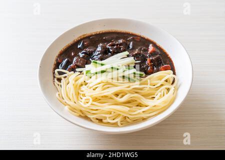 Jajangmyeon oder Jajangmyeon ist koreanischer Noodle mit schwarzer Sauce - koreanischer Food Style Stockfoto