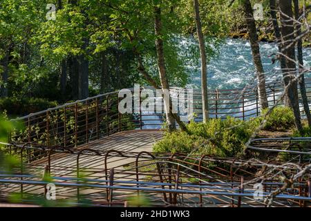 VALLDAL, NORWEGEN - 2020. MAI 31. Touristenattraktion in Norwegen, Europa. Der Aussichtspunkt bei Gudbrandsjuvet im Valldalen Tal. Stockfoto