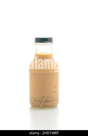 Milchtee mit Pudding Gelee in Glasflasche isoliert auf weißem Hintergrund Stockfoto