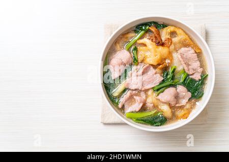 Nudeln mit Schweinefleisch in Soße – asiatische Küche Stockfoto