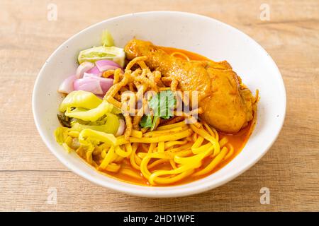 Nördliche thailändische Nudel-Kerrüsuppe mit Huhn (Kao Soi Kai) – thailändische Küche Stockfoto