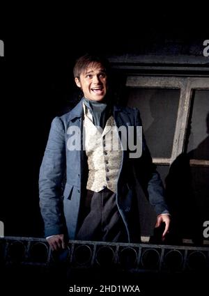 Gareth Gates (Marius) in LES MISERABLES am Barbican Theatre, London EC2 14/09/2010 Musik: Claude-Michel Schönberg Text: Herbert Kretzmer Originaltext von Alain Boubil & Jean-Marc Natel weiteres Material: James Fenton nach dem Roman von Victor Hugo Originalproduktion adaptiert & Regie: Trevor Nunn & John Caird Bühnenbild: Matt Kinley Kostüme: Andreanne Neofitou Beleuchtung: Paule Constable Regie: Laurence Connor & James Powell Stockfoto