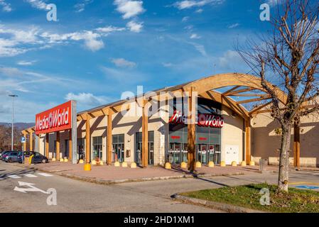 MonCalieri, Turin, Italien - 6. Dezember 2021: Gebäude der Media World Store am blauen Himmel mit Wolken, es ist Geschäfte, die Unterhaltungselektronik von t verkaufen Stockfoto