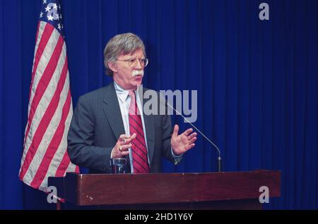 Sep 6, 2020-Seoul, Südkorea-In This Pictures Film Scan Images. Datum ist Januar 2003. Der ehemalige Assistent des Präsidenten für nationale Sicherheitsangelegenheiten, John Bolton, hält eine Pressekonferenz über nordkoreanische Fragen der Entwicklung von Nuklearwaffen in der Botschaft der Vereinigten Staaten in Seoul, Südkorea, ab. Stockfoto