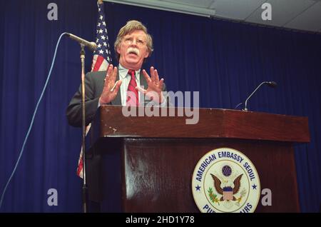 Sep 6, 2020-Seoul, Südkorea-In This Pictures Film Scan Images. Datum ist Januar 2003. Der ehemalige Assistent des Präsidenten für nationale Sicherheitsangelegenheiten, John Bolton, hält eine Pressekonferenz über nordkoreanische Fragen der Entwicklung von Nuklearwaffen in der Botschaft der Vereinigten Staaten in Seoul, Südkorea, ab. Stockfoto