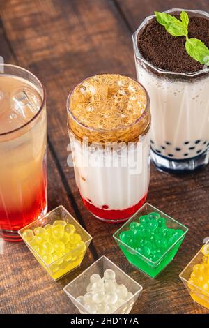 Limonade mit Bubble Tea auf dunklem Hintergrund Stockfoto