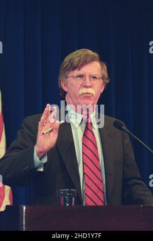 Sep 6, 2020-Seoul, Südkorea-In This Pictures Film Scan Images. Datum ist Januar 2003. Der ehemalige Assistent des Präsidenten für nationale Sicherheitsangelegenheiten, John Bolton, hält eine Pressekonferenz über nordkoreanische Fragen der Entwicklung von Nuklearwaffen in der Botschaft der Vereinigten Staaten in Seoul, Südkorea, ab. Stockfoto