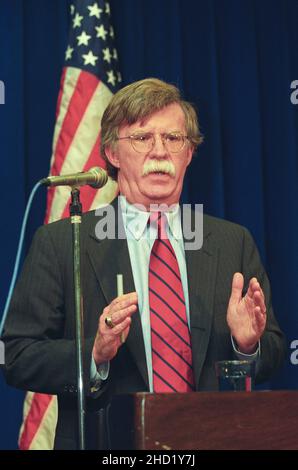 Sep 6, 2020-Seoul, Südkorea-In This Pictures Film Scan Images. Datum ist Januar 2003. Der ehemalige Assistent des Präsidenten für nationale Sicherheitsangelegenheiten, John Bolton, hält eine Pressekonferenz über nordkoreanische Fragen der Entwicklung von Nuklearwaffen in der Botschaft der Vereinigten Staaten in Seoul, Südkorea, ab. Stockfoto