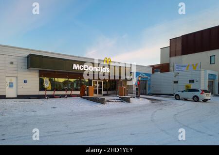 Turku, Finnland - 24. Dezember 2021: Horizontal Snowy View McDonald's Restaurant Storefront. Stockfoto