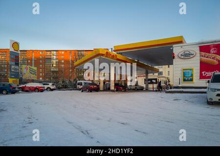 Turku, Finnland - 24. Dezember 2021: Horizontale Ansicht der Shell-Tankstelle am Schneetag. Stockfoto