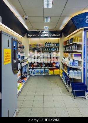 Turku, Finnland - 24. Dezember 2021: Vertikale Ansicht des Bereichs für Pflegeprodukte im IS=Nside Shell Tankstelle Convenience Store. Stockfoto