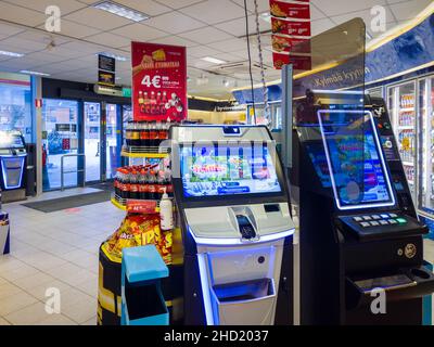 Turku, Finnland - 24. Dezember 2021: Nahaufnahme der Spielmaschinen im Shell Convenience Store. Stockfoto