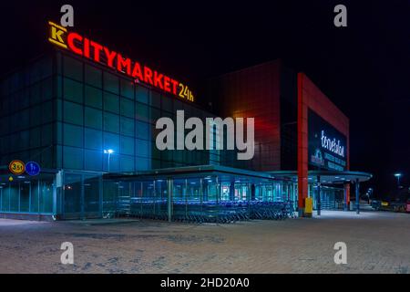 Turku, Finnland - 21. Dezember 2021: Horizontale Seitenansicht des Lebensmittelgeschäftes K Citymarket. Stockfoto