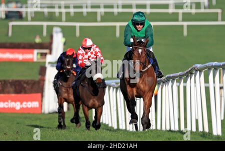 Blue Lord mit Paul Townend gewinnt den Irish Hengst Farms EBF Novice Chase auf der Rennbahn von Naas. Bilddatum: Sonntag, 2. Januar 2022. Stockfoto