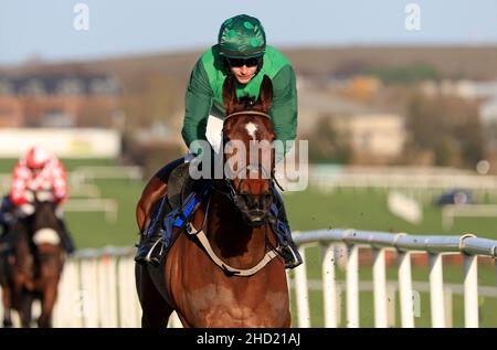 Blue Lord mit Paul Townend gewinnt den Irish Hengst Farms EBF Novice Chase auf der Rennbahn von Naas. Bilddatum: Sonntag, 2. Januar 2022. Stockfoto