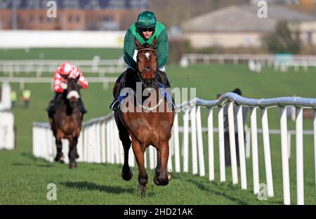 Blue Lord mit Paul Townend gewinnt den Irish Hengst Farms EBF Novice Chase auf der Rennbahn von Naas. Bilddatum: Sonntag, 2. Januar 2022. Stockfoto