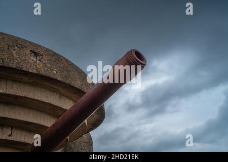 Kanonenfass eines deutschen Bunkers in Longues sur Mer, Normandie, Frankreich in der Nähe von Utah und Omaha Beach. Stockfoto