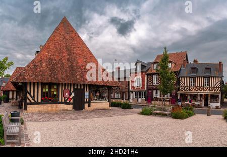 Beuvron en Auge, Frankreich - 3. August 2021: Beuvron-en-Auge, eines der schönsten Dörfer Frankreichs, ist eine Gemeinde im Département Calvados und N Stockfoto