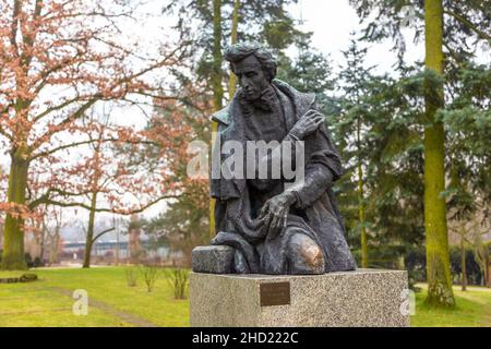 Zelazowa Wola, Polen - 03. Februar 2018: Das Frederic Chopin-Denkmal in Zelazowa Wola ist eine bemerkenswerte Zelazowa Wola-Statue, die sich in einem angrenzenden Park befindet Stockfoto